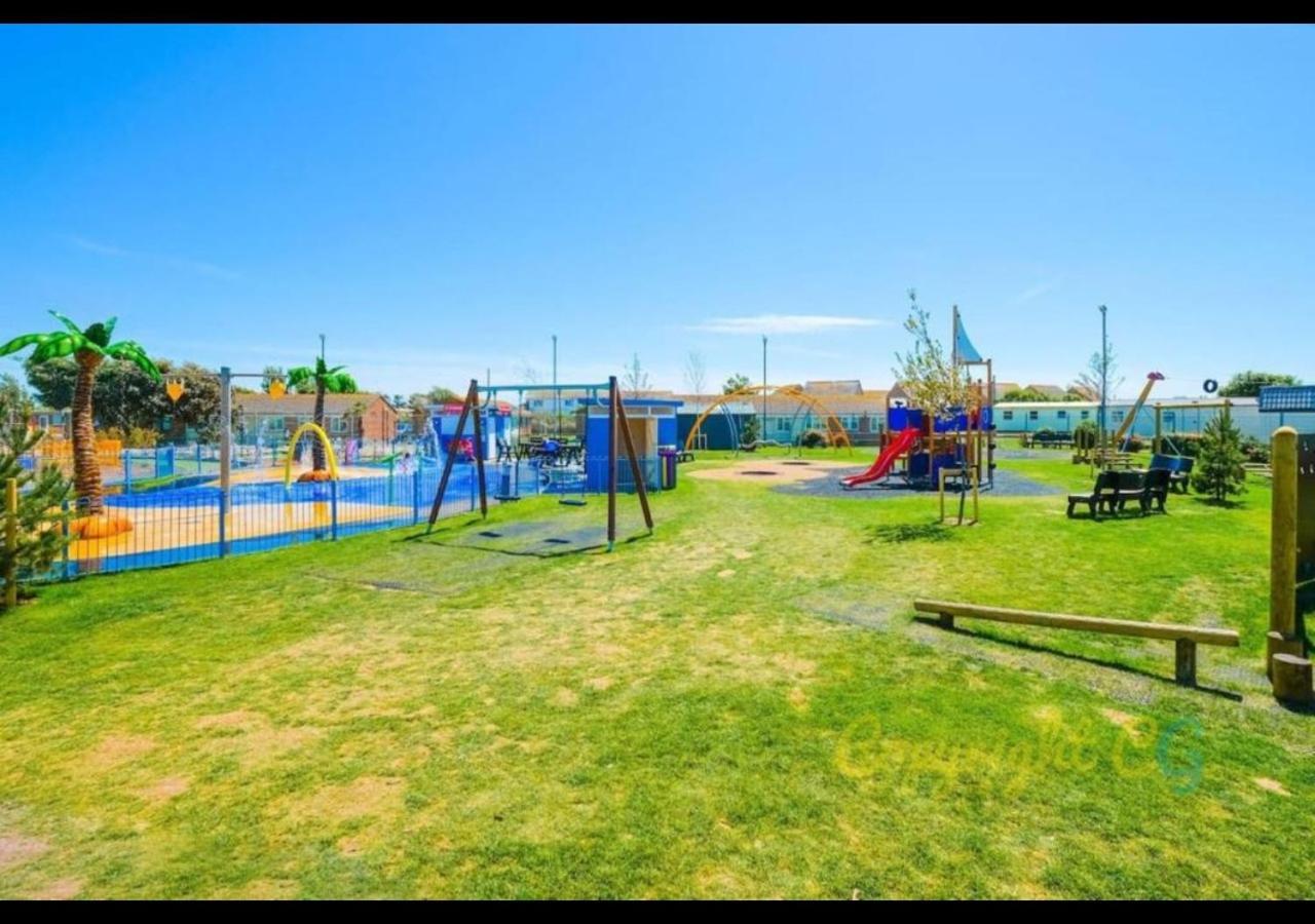 Mp768 - Camber Sands Holiday Park - Huge Lodge - Small Dog Friendly - Sleeps 8 المظهر الخارجي الصورة